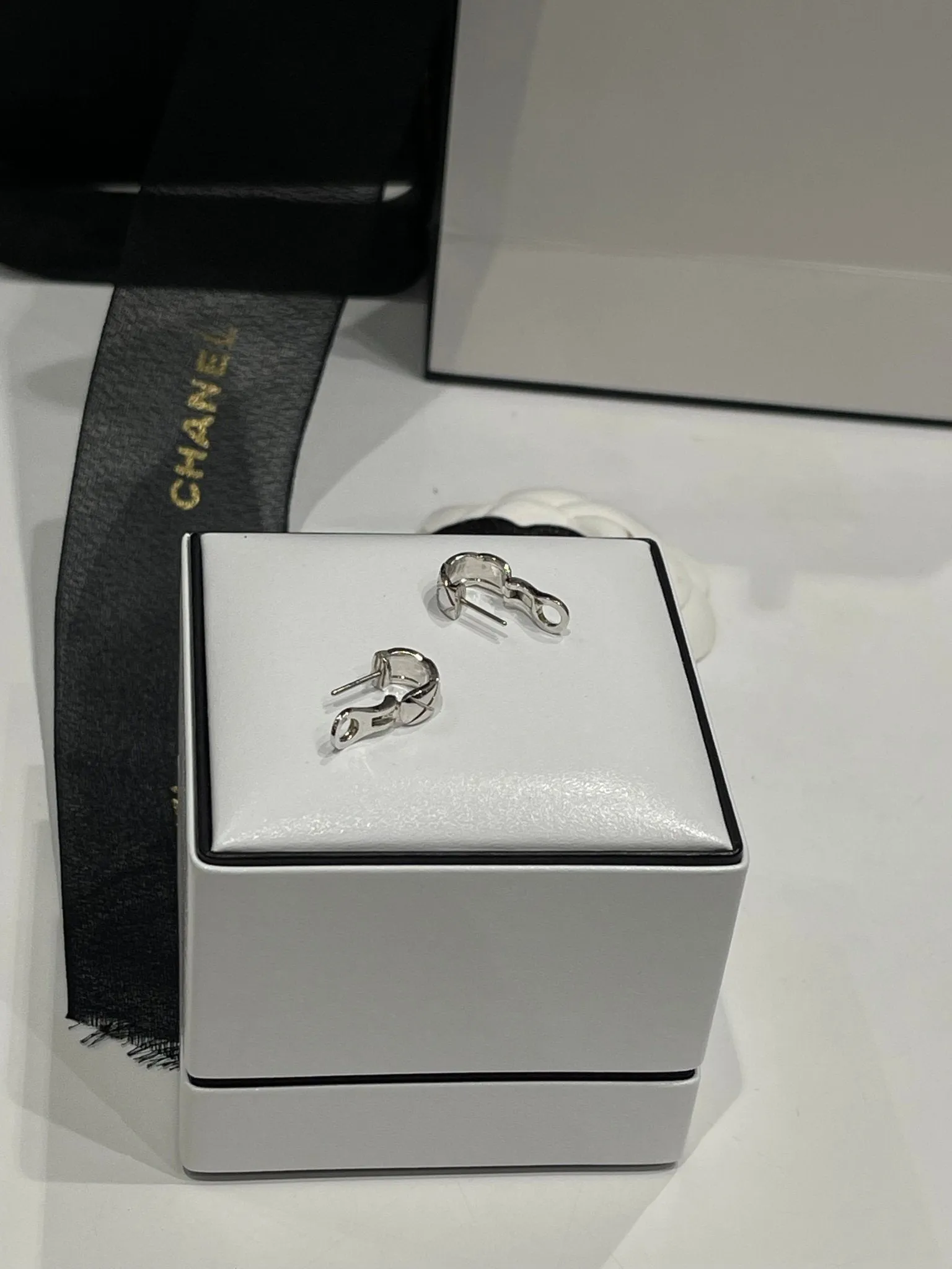 Chanel - Boucles d’oreilles Coco crush or blanc et diamants