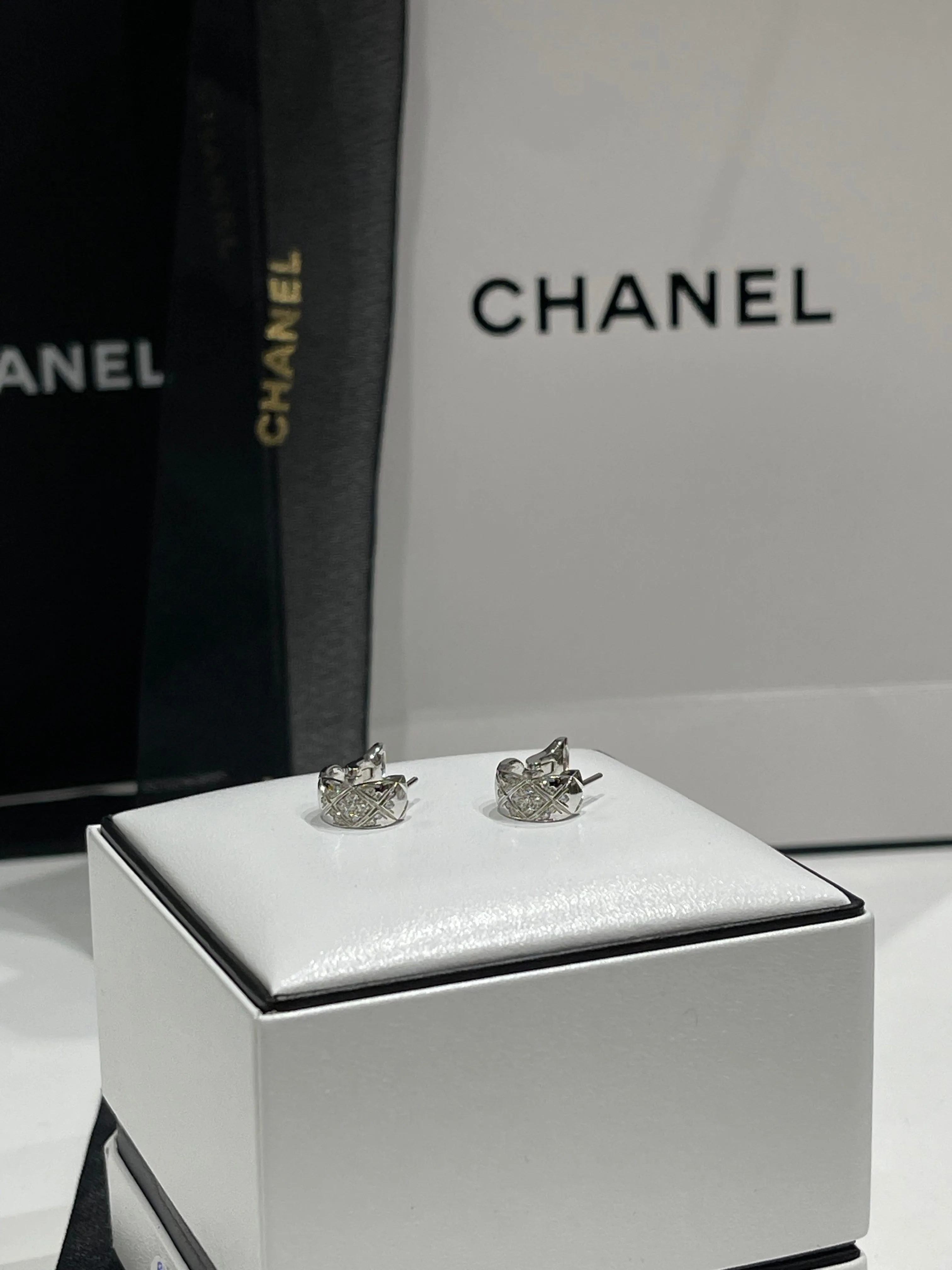 Chanel - Boucles d’oreilles Coco crush or blanc et diamants
