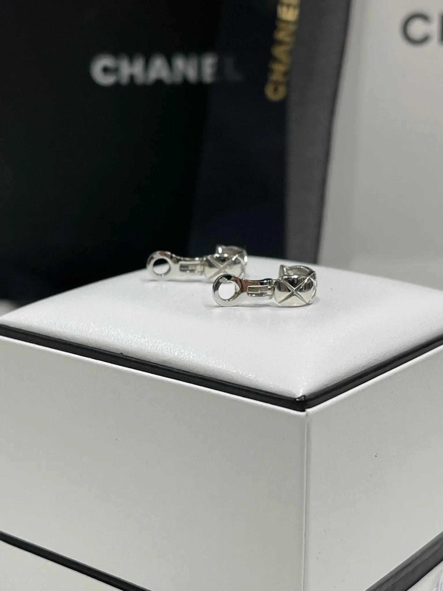 Chanel - Boucles d’oreilles Coco crush or blanc et diamants