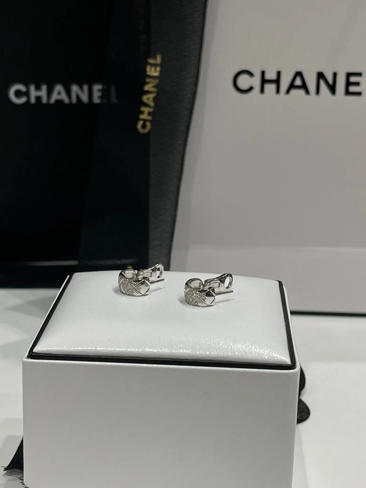 Chanel - Boucles d’oreilles Coco crush or blanc et diamants