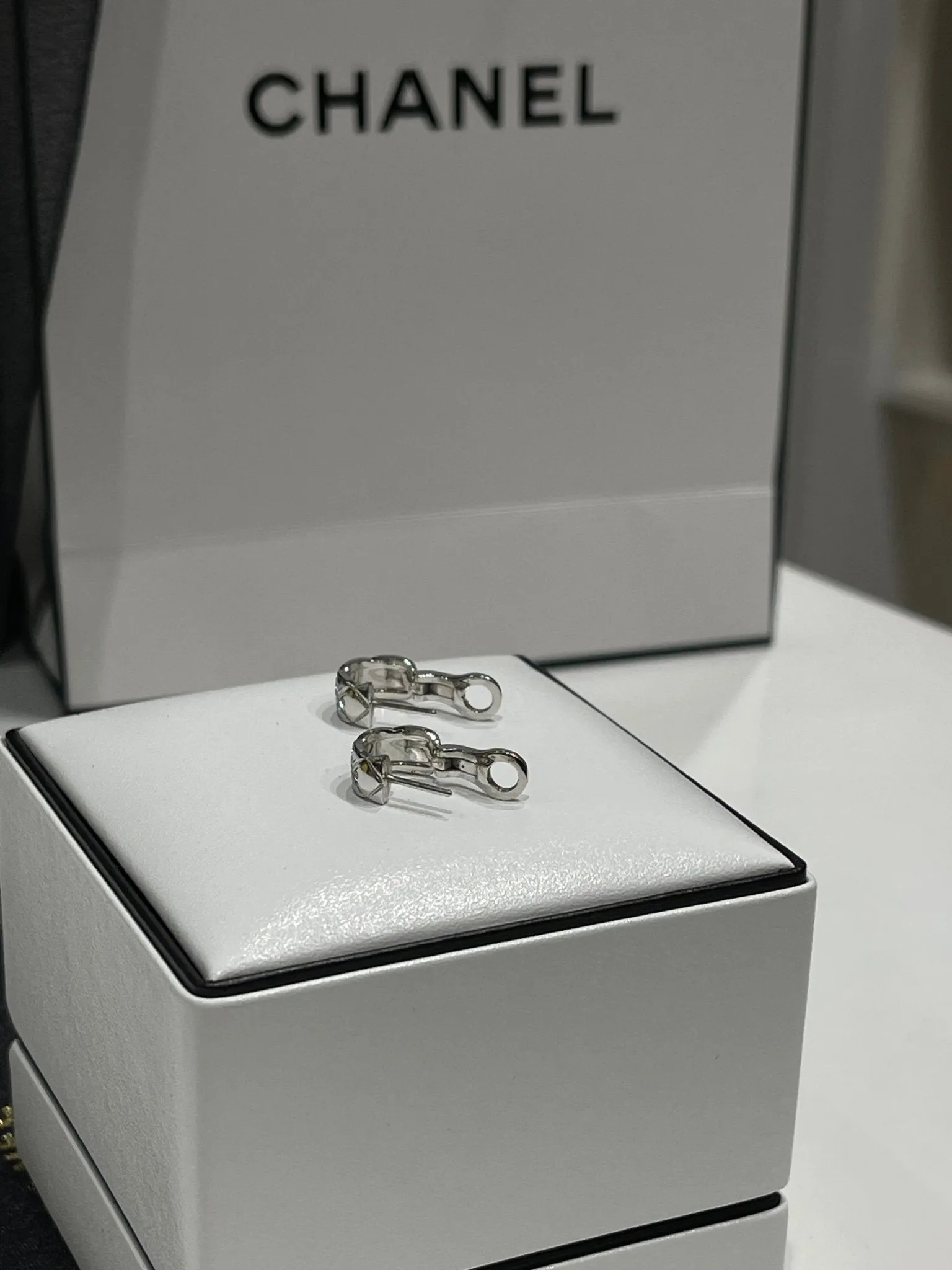 Chanel - Boucles d’oreilles Coco crush or blanc et diamants